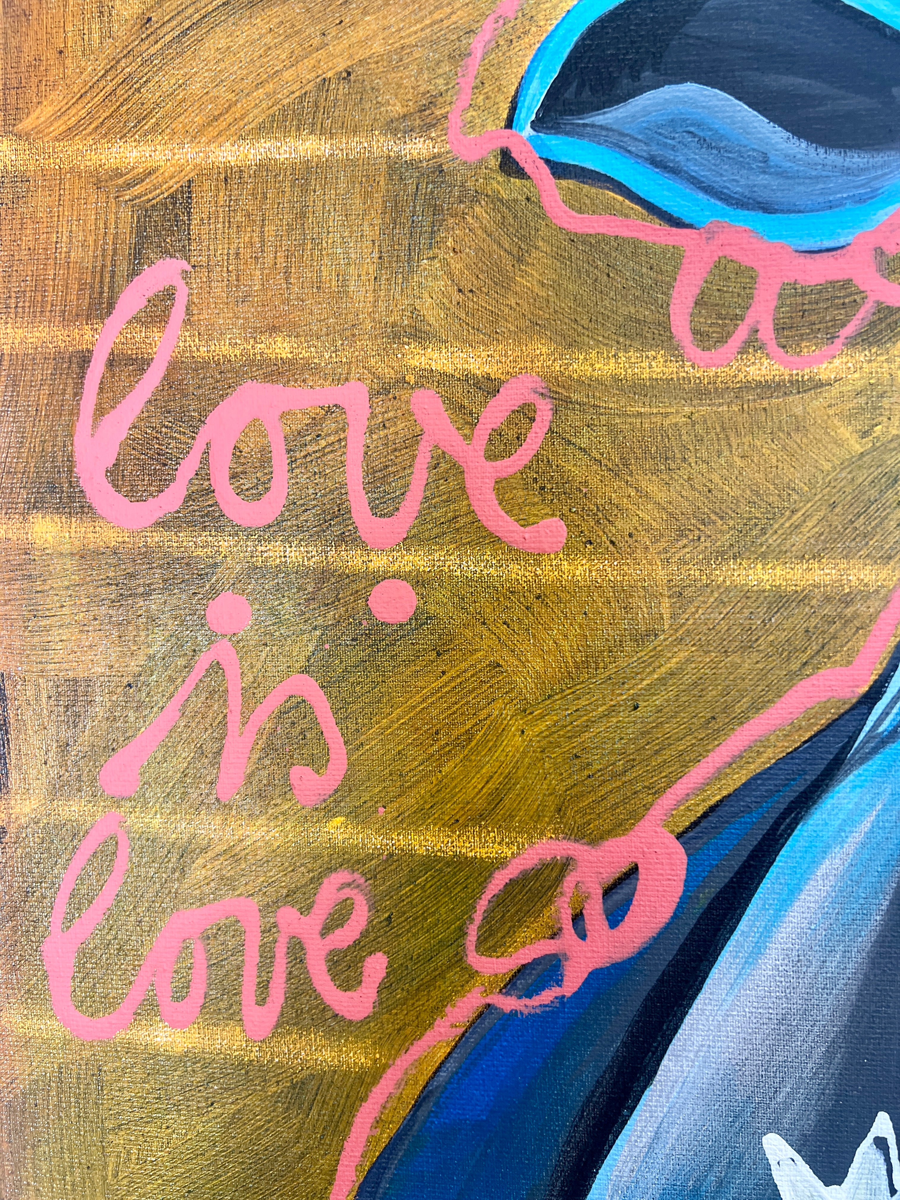 Pop Art Kuh 60x80cm Love is Love, schwarz-weisse Kuh zwei Vögel pink blau, LGBTQ+ Vielfalt, Acryl Leinwand Original Fredi Gertsch, Detailansicht Schrift