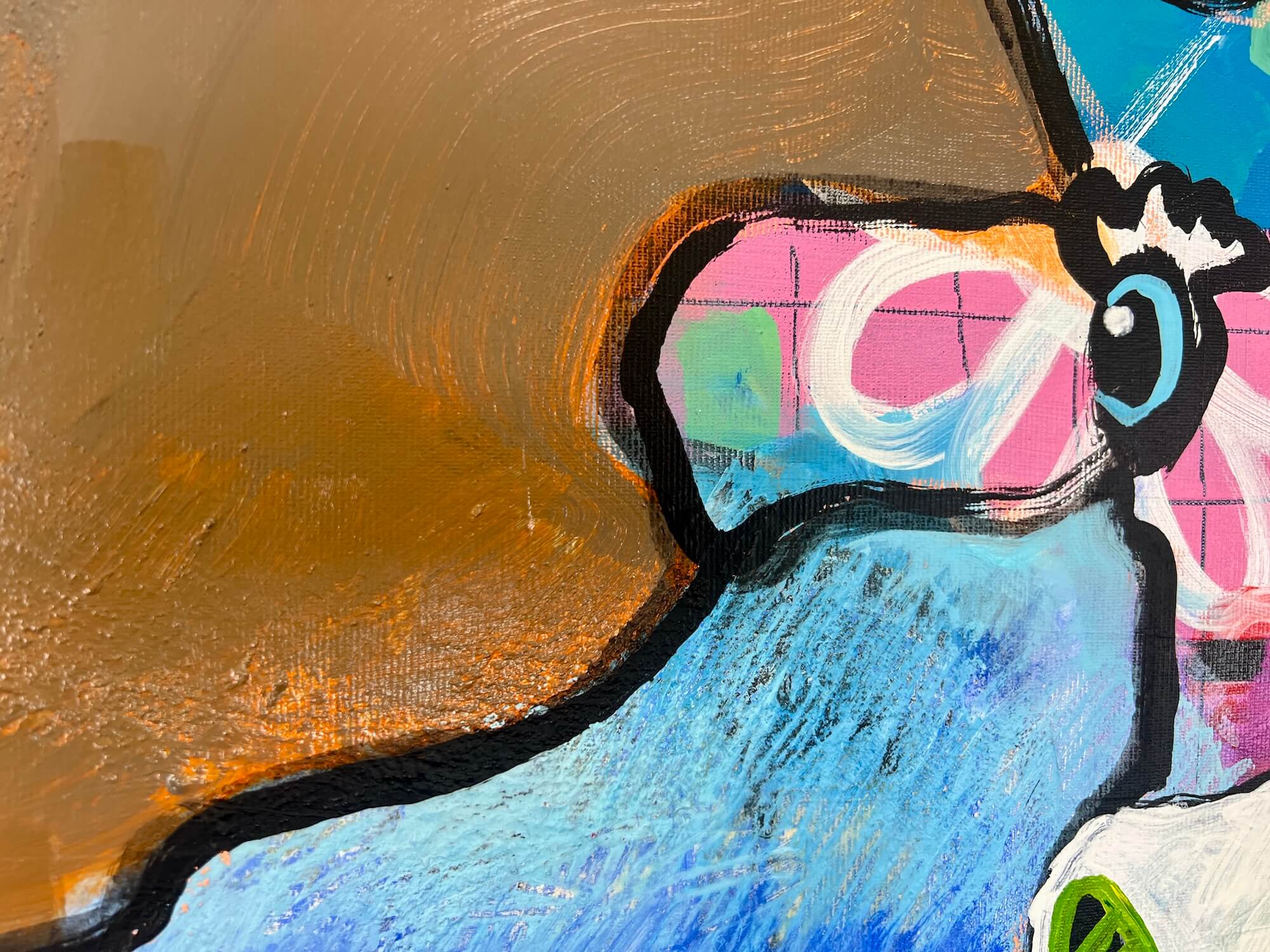 Pop Art Kühe 100x80cm Just Us Two Royal Connection, zwei Kühe Krone Batman Peace-Zeichen Herzen Pop-Symbole, Liebe Verbundenheit, Mixed Media Leinwand Original Fredi Gertsch, Detailansicht Ohr Kuh rechts