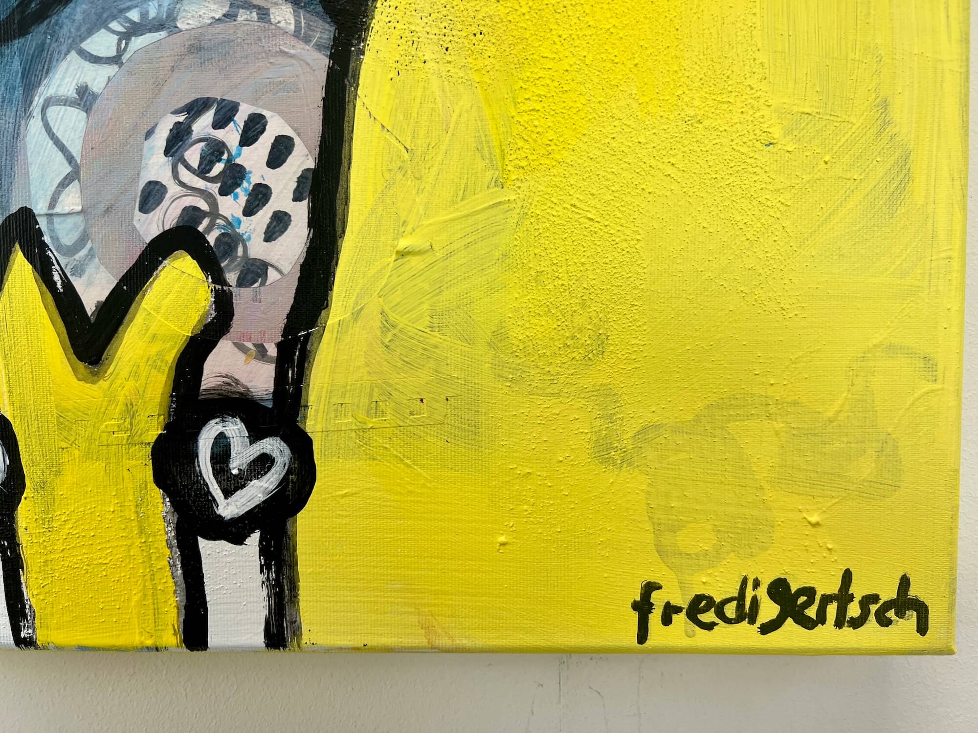 Pop Art Kühe 100x80cm Just Us Two Sunshine Cheers, zwei Kühe stossen an gelber Hintergrund Peace-Zeichen Herzen, Lebensfreude Freundschaft, Mixed Media Leinwand Original Fredi Gertsch, Detailansicht Signatur