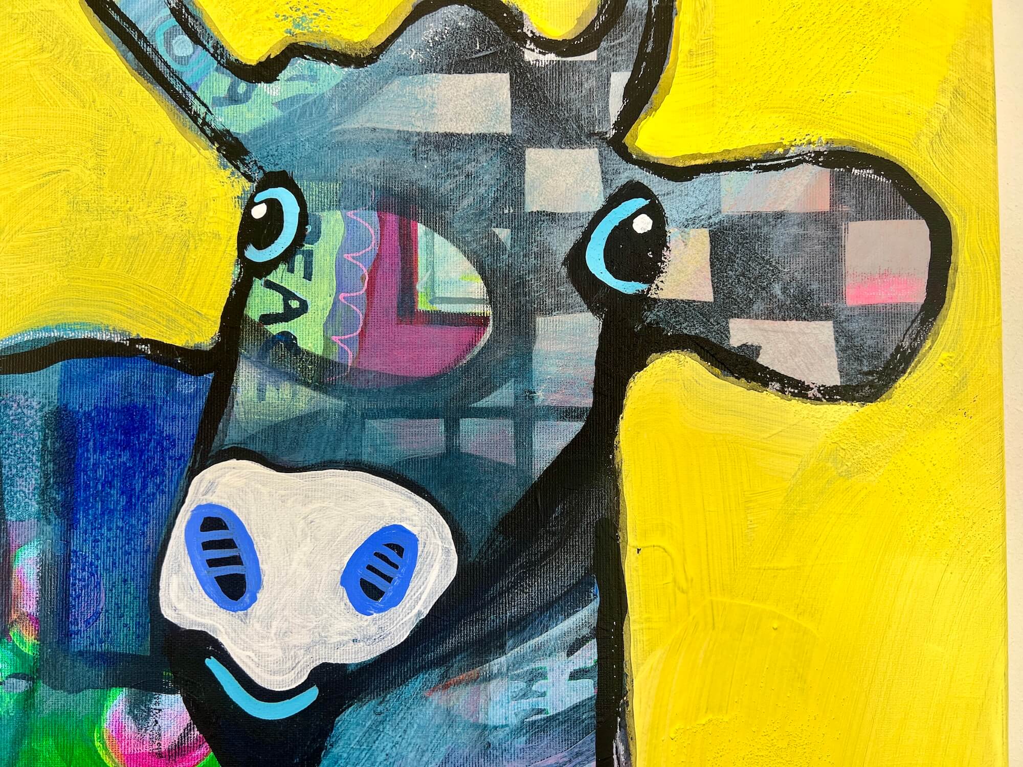 Pop Art Kühe 100x80cm Just Us Two Sunshine Cheers, zwei Kühe stossen an gelber Hintergrund Peace-Zeichen Herzen, Lebensfreude Freundschaft, Mixed Media Leinwand Original Fredi Gertsch, Detailansicht Kuh rechts