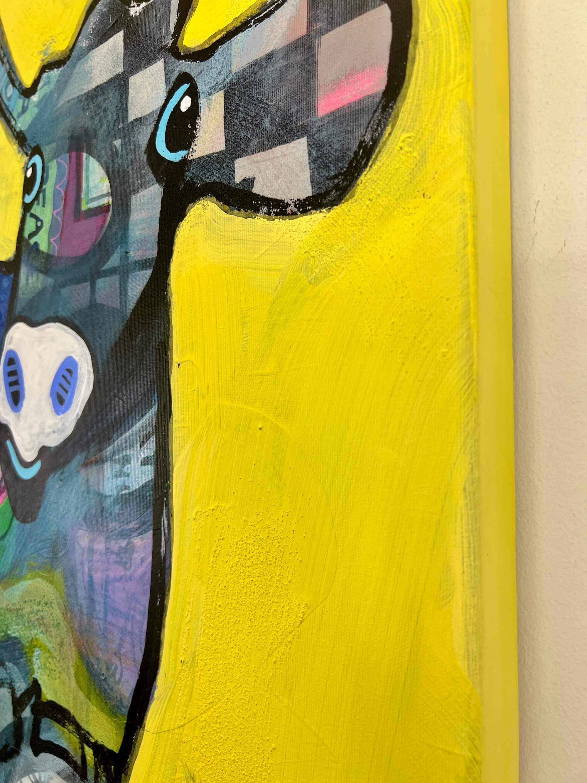 Pop Art Kühe 100x80cm Just Us Two Sunshine Cheers, zwei Kühe stossen an gelber Hintergrund Peace-Zeichen Herzen, Lebensfreude Freundschaft, Mixed Media Leinwand Original Fredi Gertsch, Seitenansicht