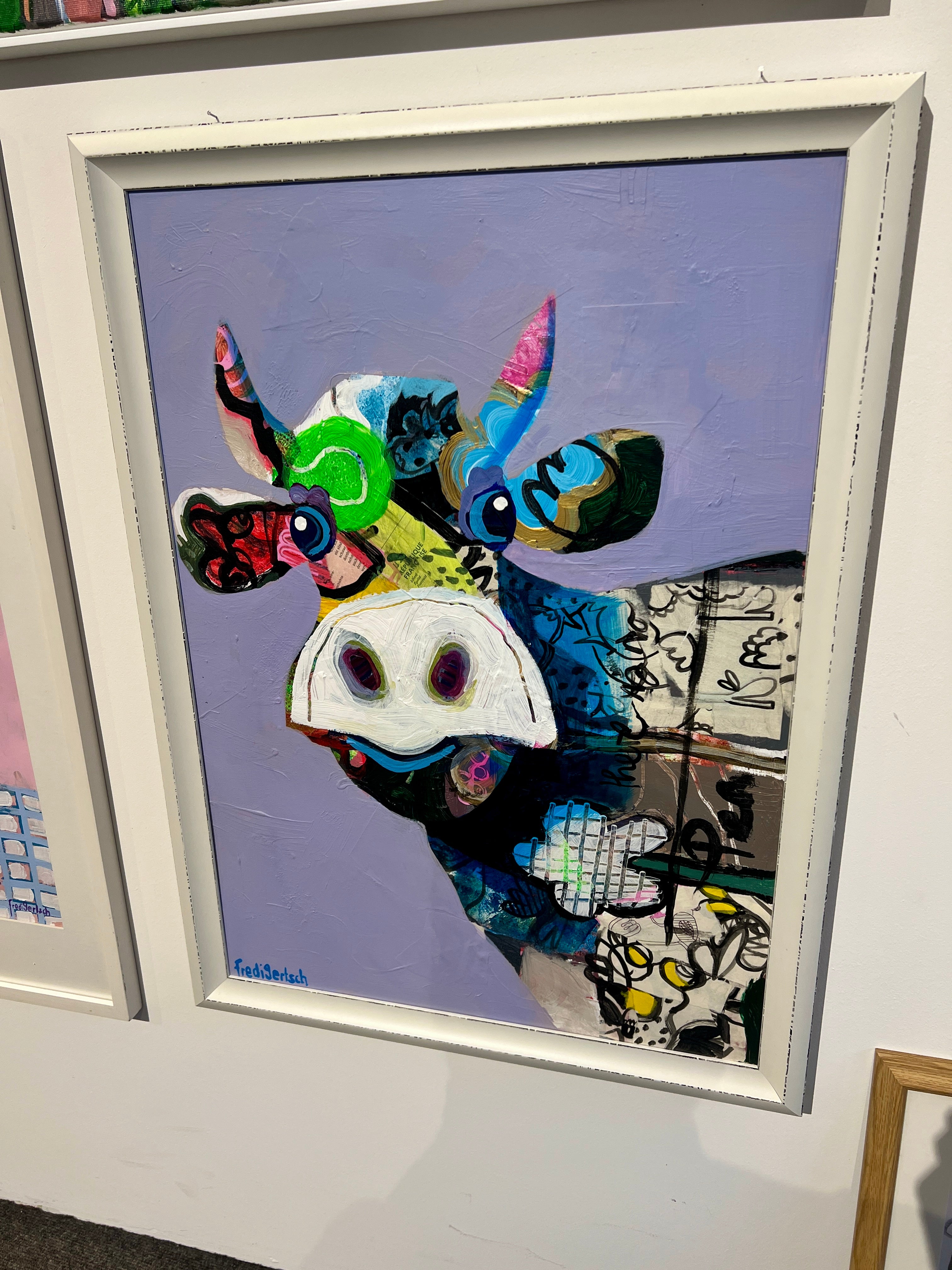 Pop Art 50x70cm VogelLisi Flügeltraum, fröhliche Kuh bunte gestreifte Hörner Collage Fantasie Leichtigkeit Humor, VogelLisi Serie, Acryl Collage Leinwand Original Fredi Gertsch, in Rahmen in Galerie