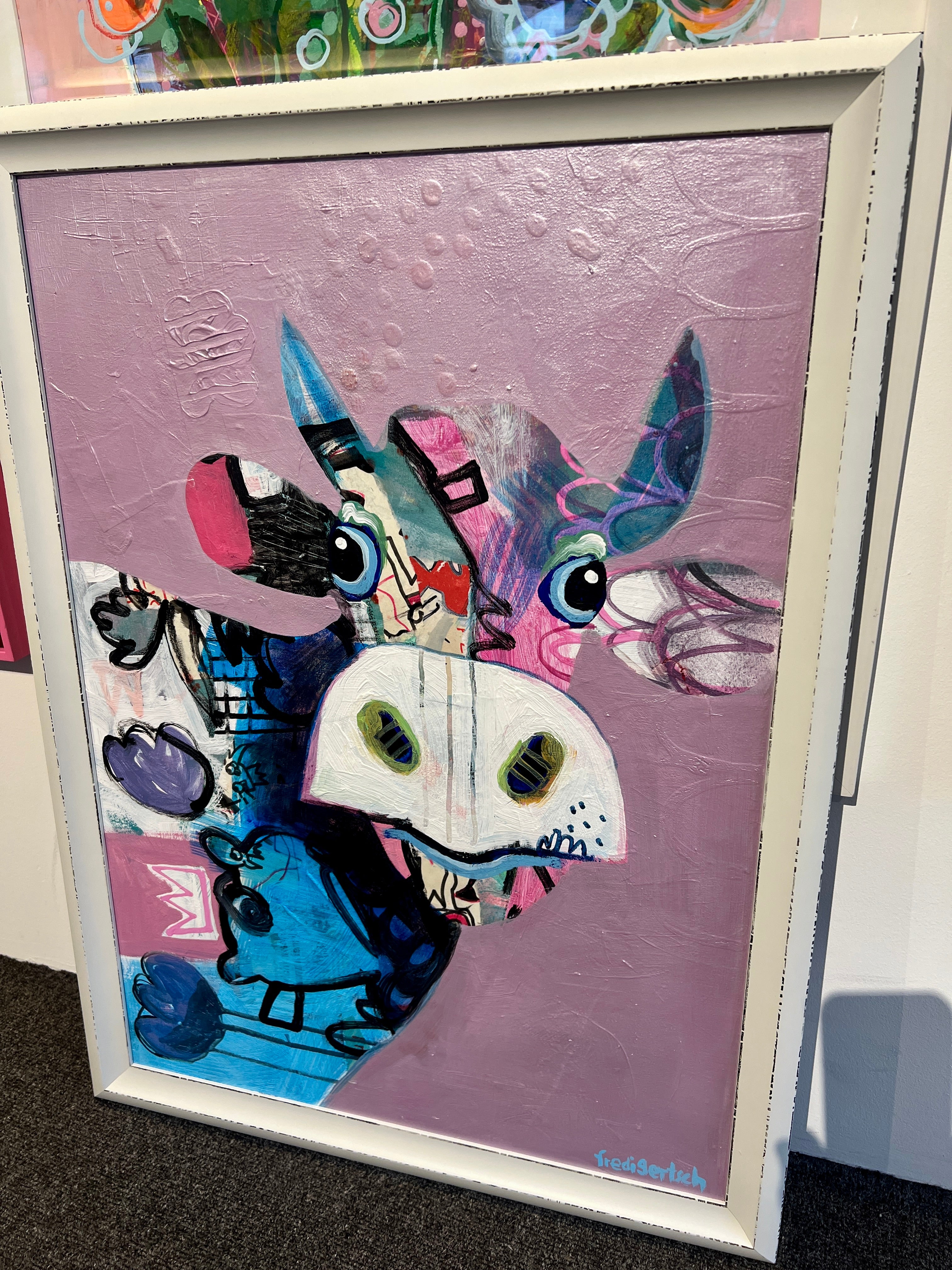 Pop Art 50x70cm VogelLisi Bärenstark, fröhliche Kuh bunte Hörner Bär Krone Collage Mut Stärke Humor, VogelLisi Serie, Acryl Collage Leinwand Original Fredi Gertsch, in einem Rahmen im Atelier