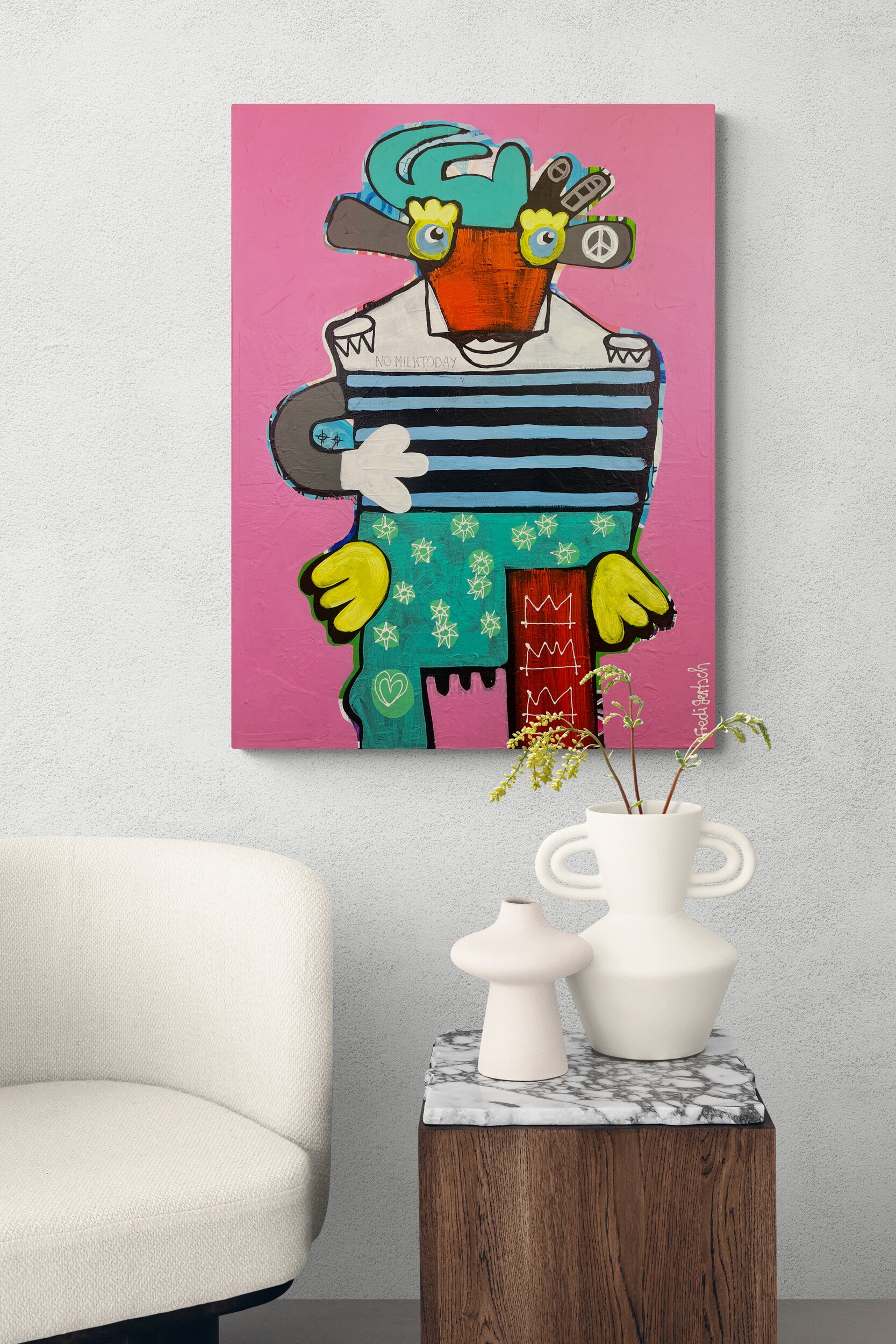 Pop Art 60x80cm No Milk Today, modische Kuh Basquiat-Kronen Peace-Zeichen gestreiftes Leibchen geblümte Hosen Vegan-Statement, Nachhaltigkeit Rebellion, Acryl Leinwand Original Fredi Gertsch, in Wohnraum mit Vase