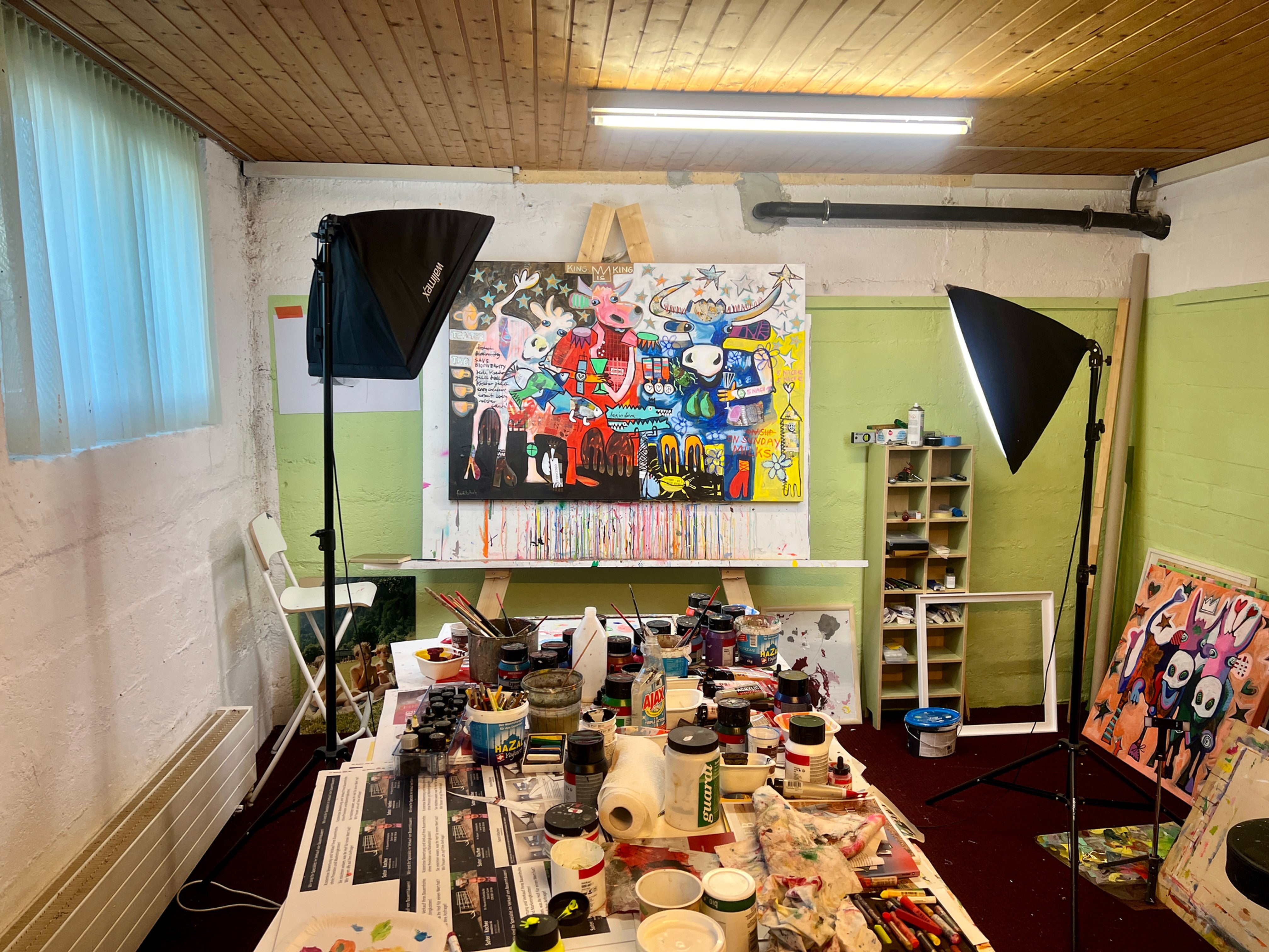 Pop Art Kühe 150x100cm King is King, drei Kühe Anzug Sektgläser Love is Love Biodiversität, Aufbruch Serie, Acryl Leinwand Original Fredi Gertsch, im Atelier auf Staffelei