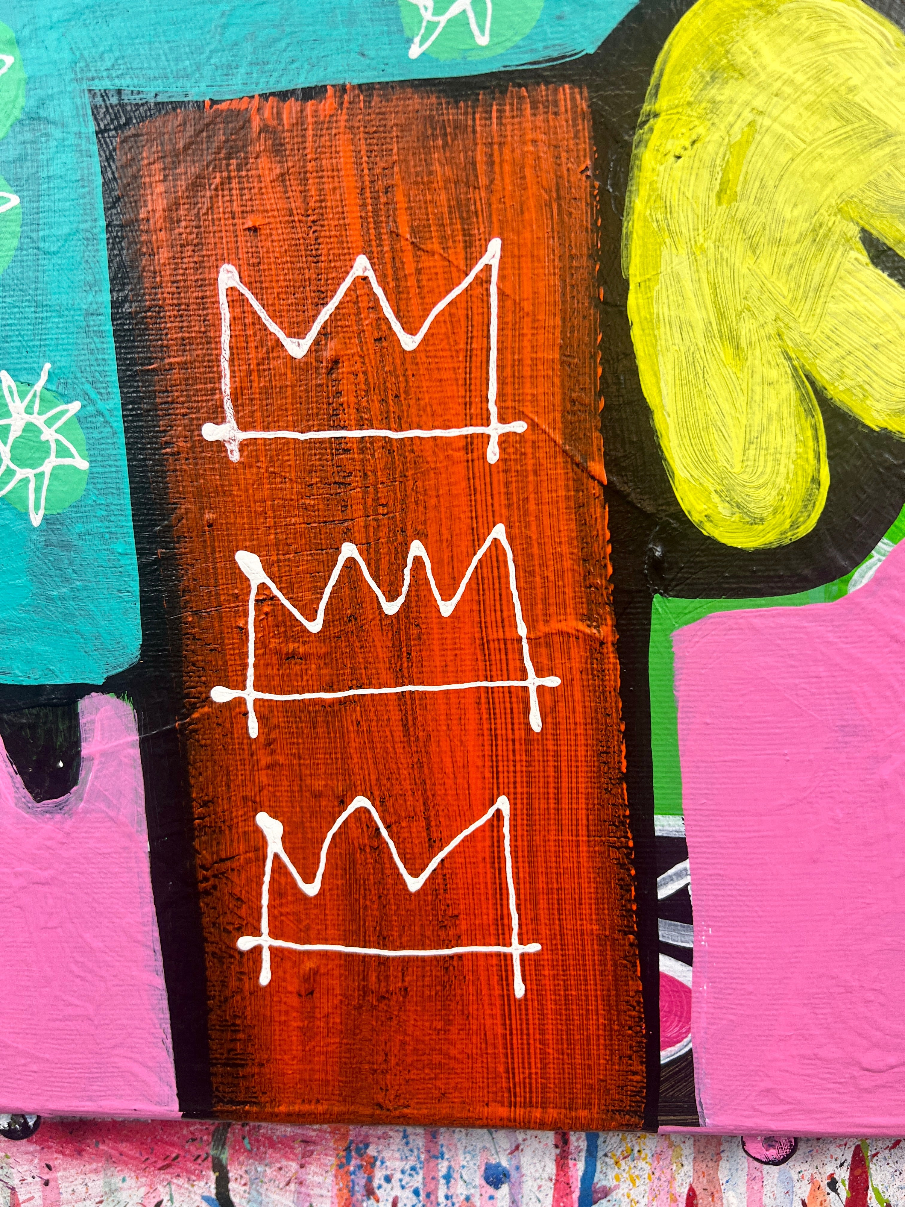 Pop Art 60x80cm No Milk Today, modische Kuh Basquiat-Kronen Peace-Zeichen gestreiftes Leibchen geblümte Hosen Vegan-Statement, Nachhaltigkeit Rebellion, Acryl Leinwand Original Fredi Gertsch, Detailansicht Kronen