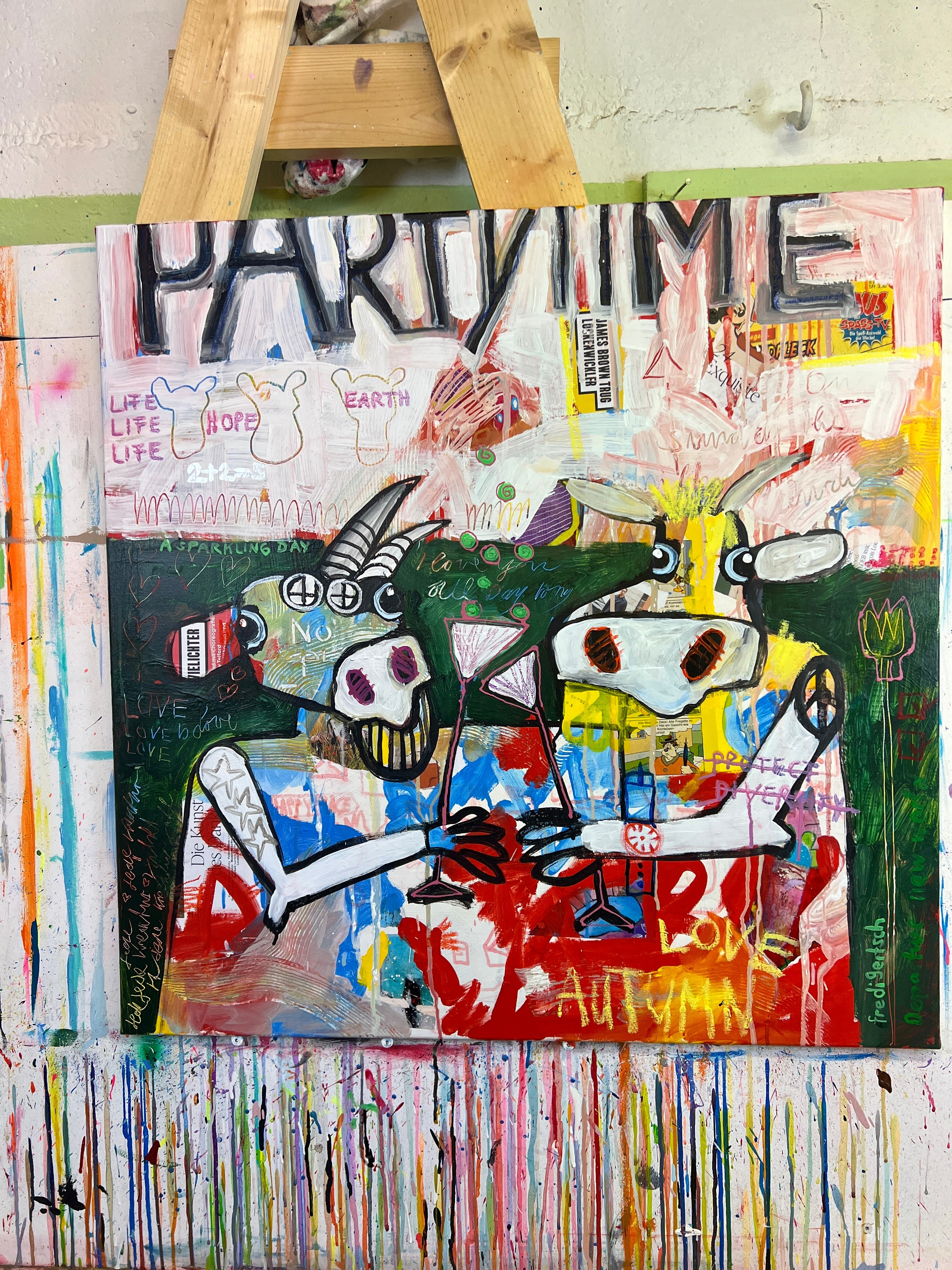 Pop Art Kühe 80x80cm Party Time, zwei Kühe zuprosten Basquiat Stil Street Art, Lebensfreude Herbstliebe, Mixed Media Leinwand Original Fredi Gertsch, im Atelier auf Staffelei