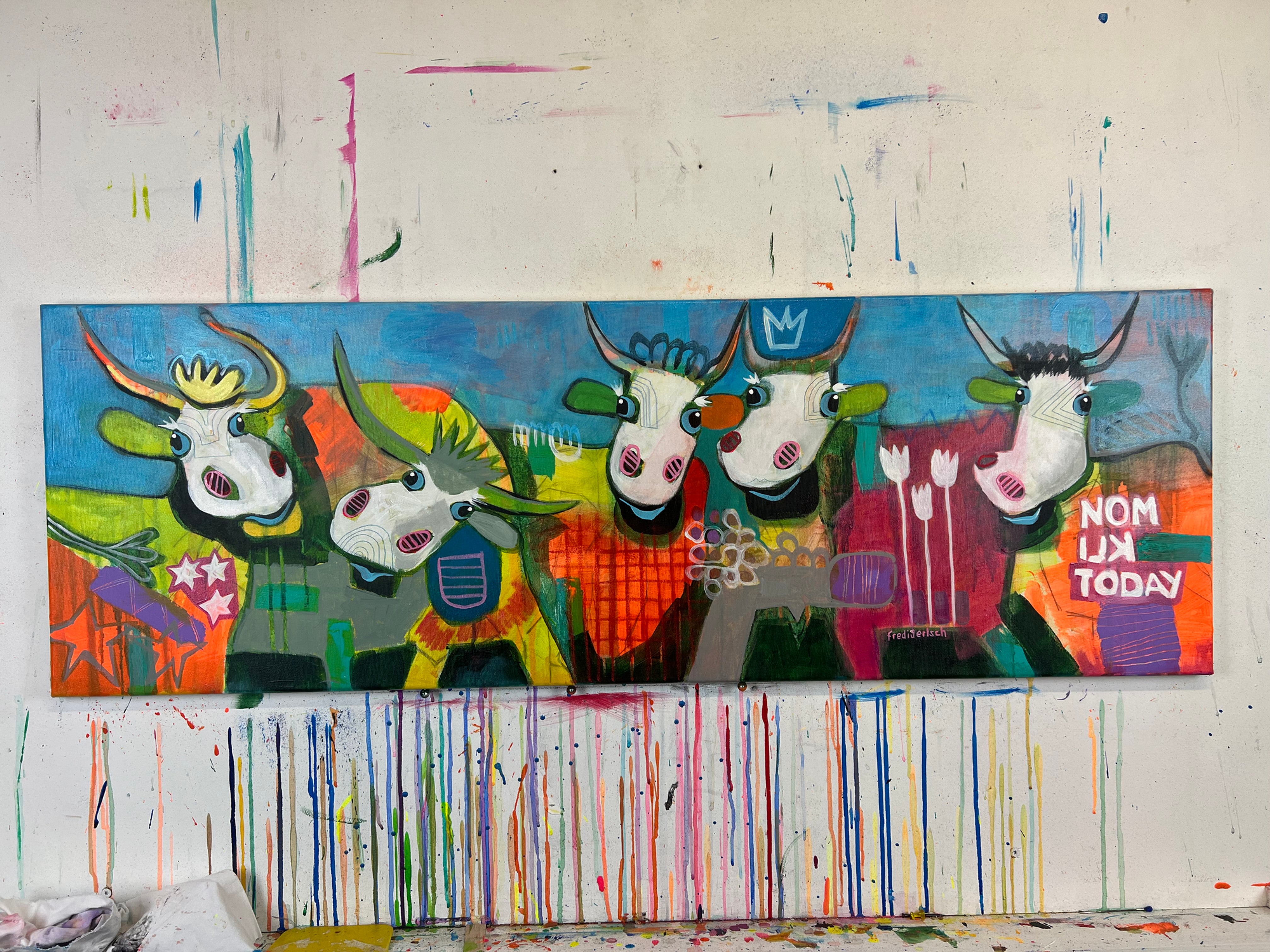 Pop Art 120x40cm Alpaufzug, fünf fröhliche Kühe Krone Sterne No Milk Today Schweizer Tradition Gemeinschaft Lebensfreude, Acryl Leinwand Original Fredi Gertsch, auf Staffelei in Atelier