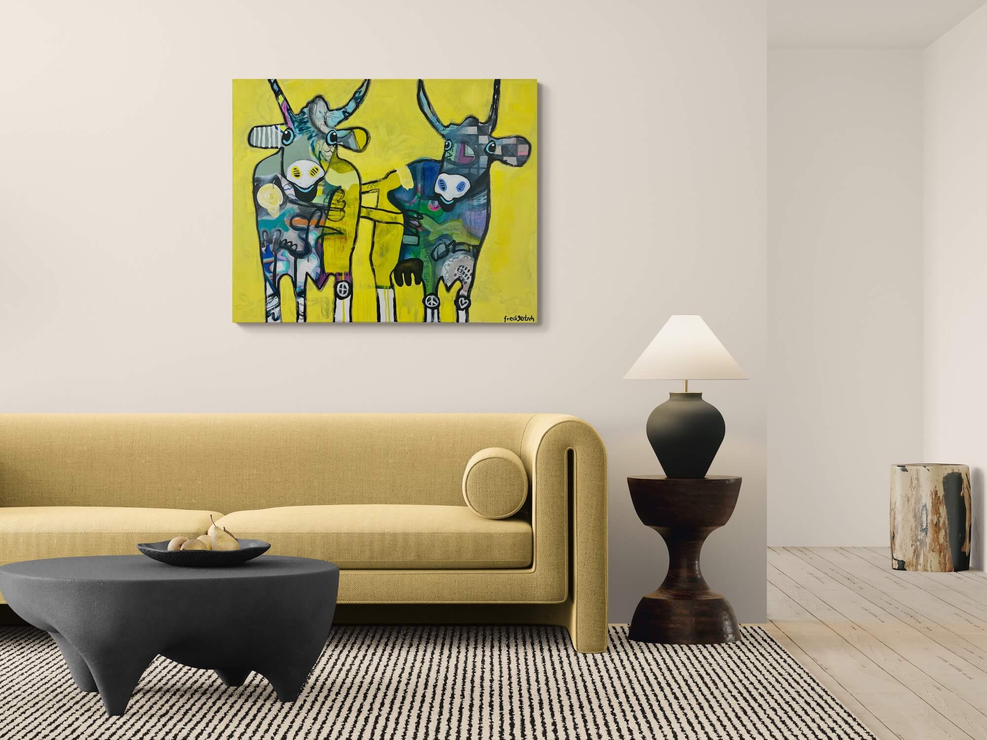 Pop Art Kühe 100x80cm Just Us Two Sunshine Cheers, zwei Kühe stossen an gelber Hintergrund Peace-Zeichen Herzen, Lebensfreude Freundschaft, Mixed Media Leinwand Original Fredi Gertsch, in Wohnraum über Sofa
